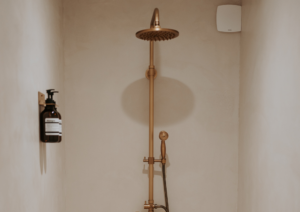 Béton ciré salle de bain : le guide complet pour une salle d’eau moderne et durable